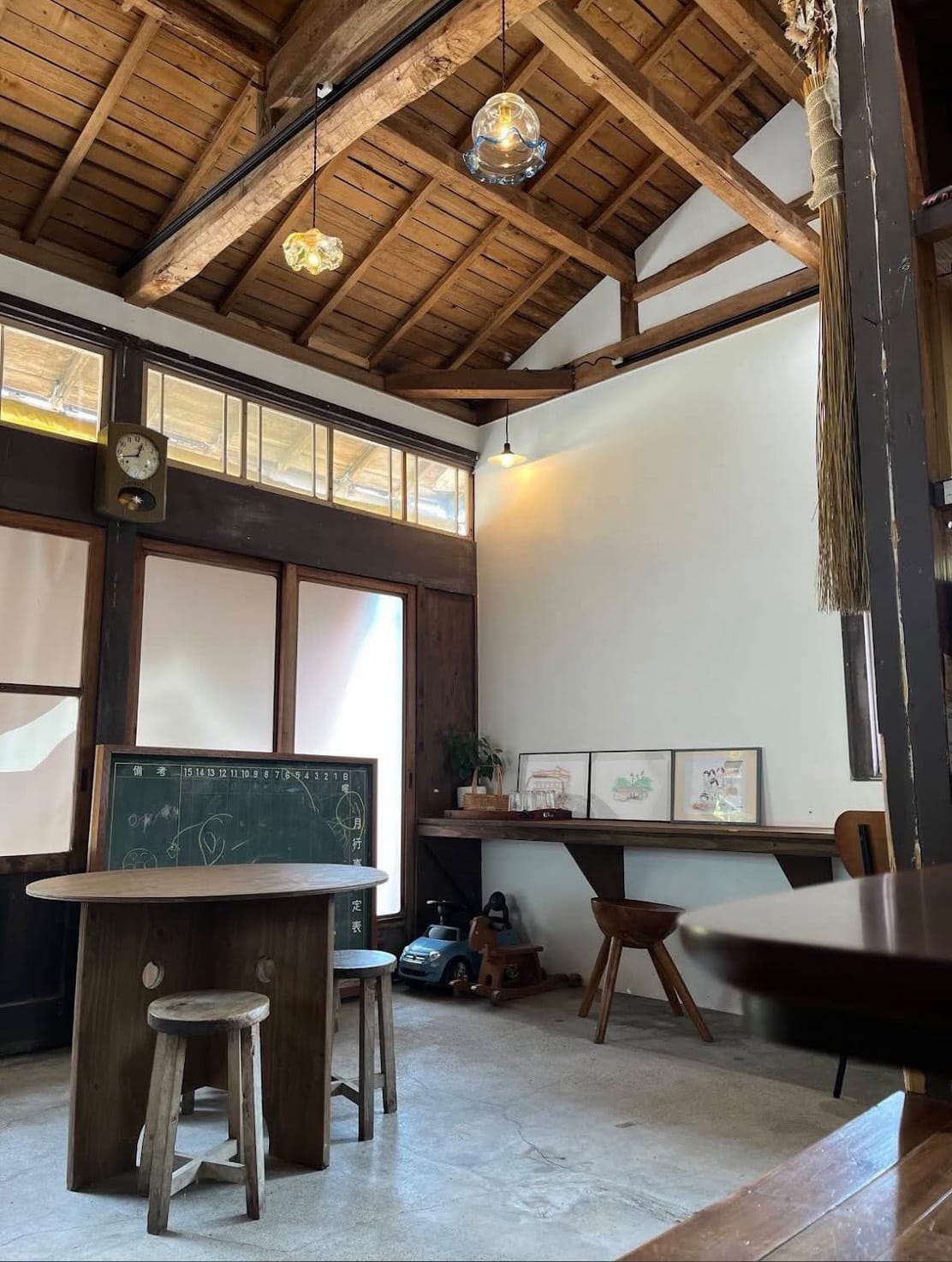 峯商店の店内 ｜ 高い梁と木のぬくもりに包まれた空間